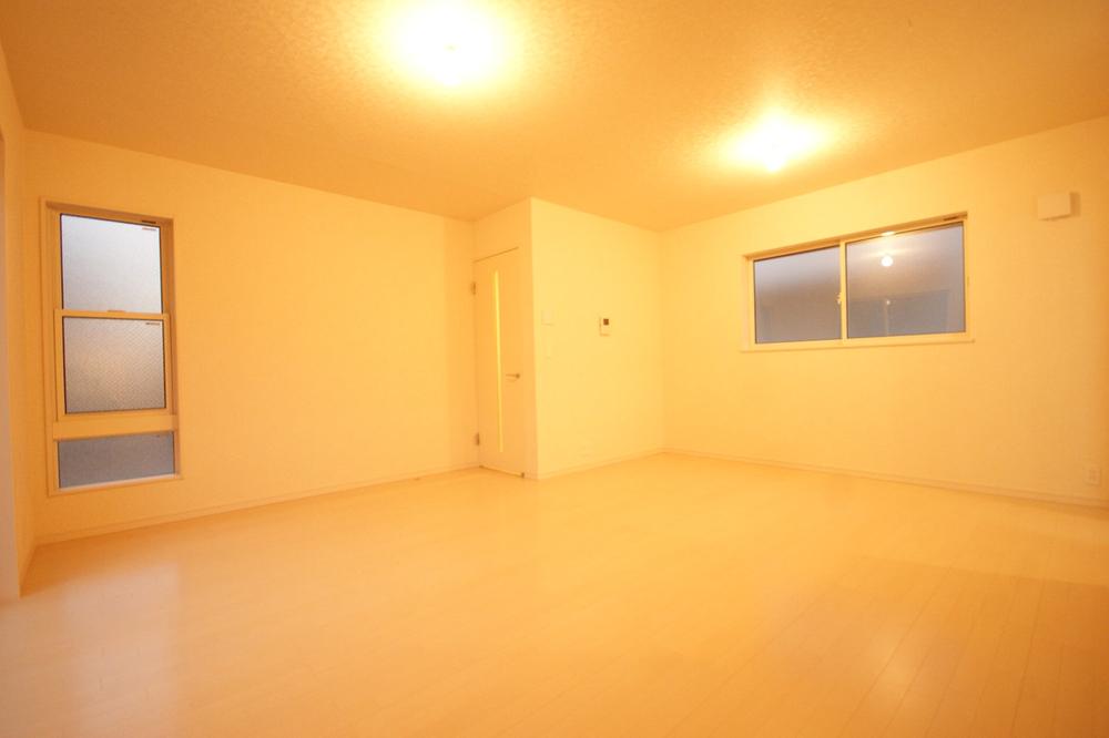 Same specifications photos (living). Open living gave birth a nice smile, Brightly, pleasant, And produce a healing space. (Example of construction)