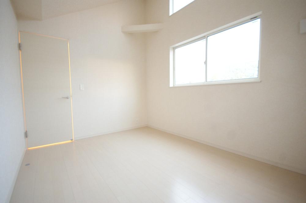 Same specifications photos (Other introspection). Design window becomes accent, It will be bright living room. (Example of construction)