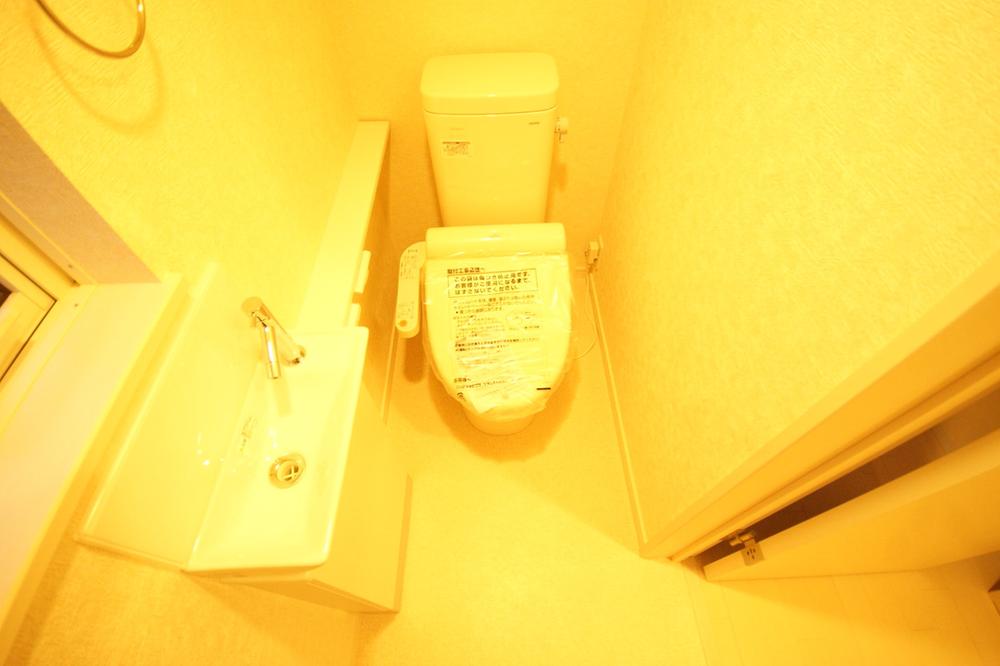 Same specifications photos (Other introspection). With a hand wash basin is a spacious toilet. (Example of construction)