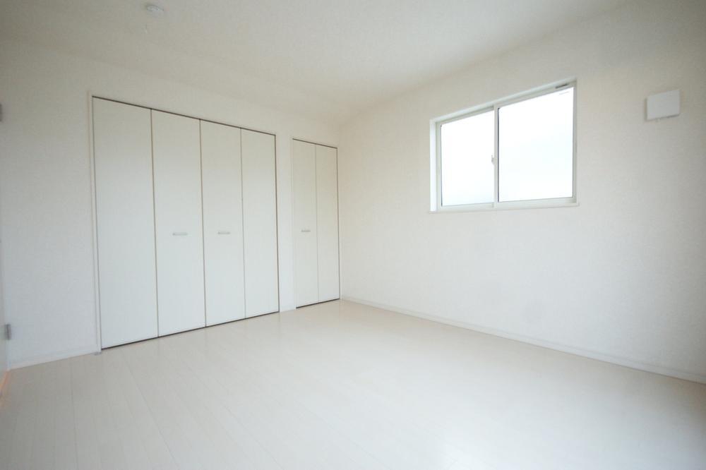 Same specifications photos (Other introspection). Plenty of storage capacity. Is a room with a practicality. And It is bright and feeling doctor. (Example of construction)