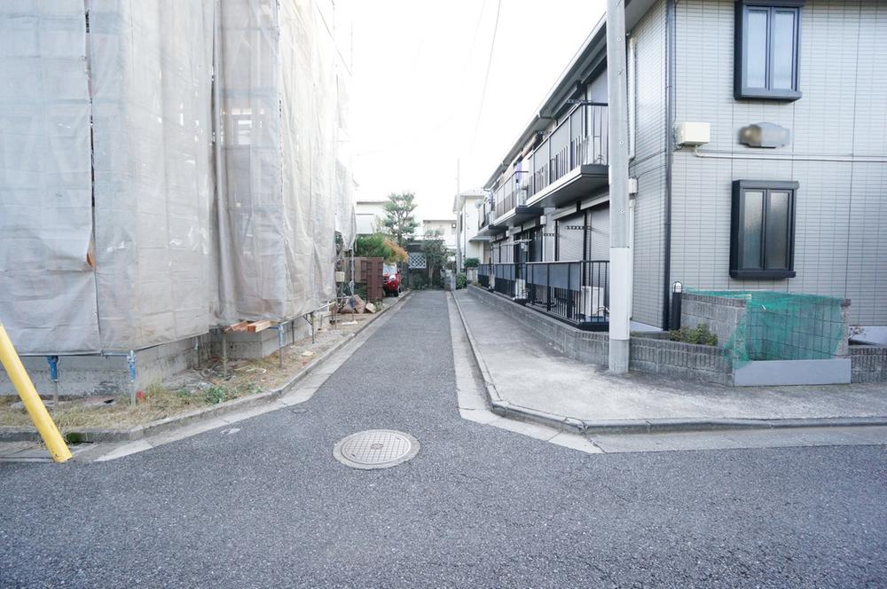 Local photos, including front road. Front road spacious "Ri, Car loading and unloading is also a breeze. There is a charm of the corner lot unique.