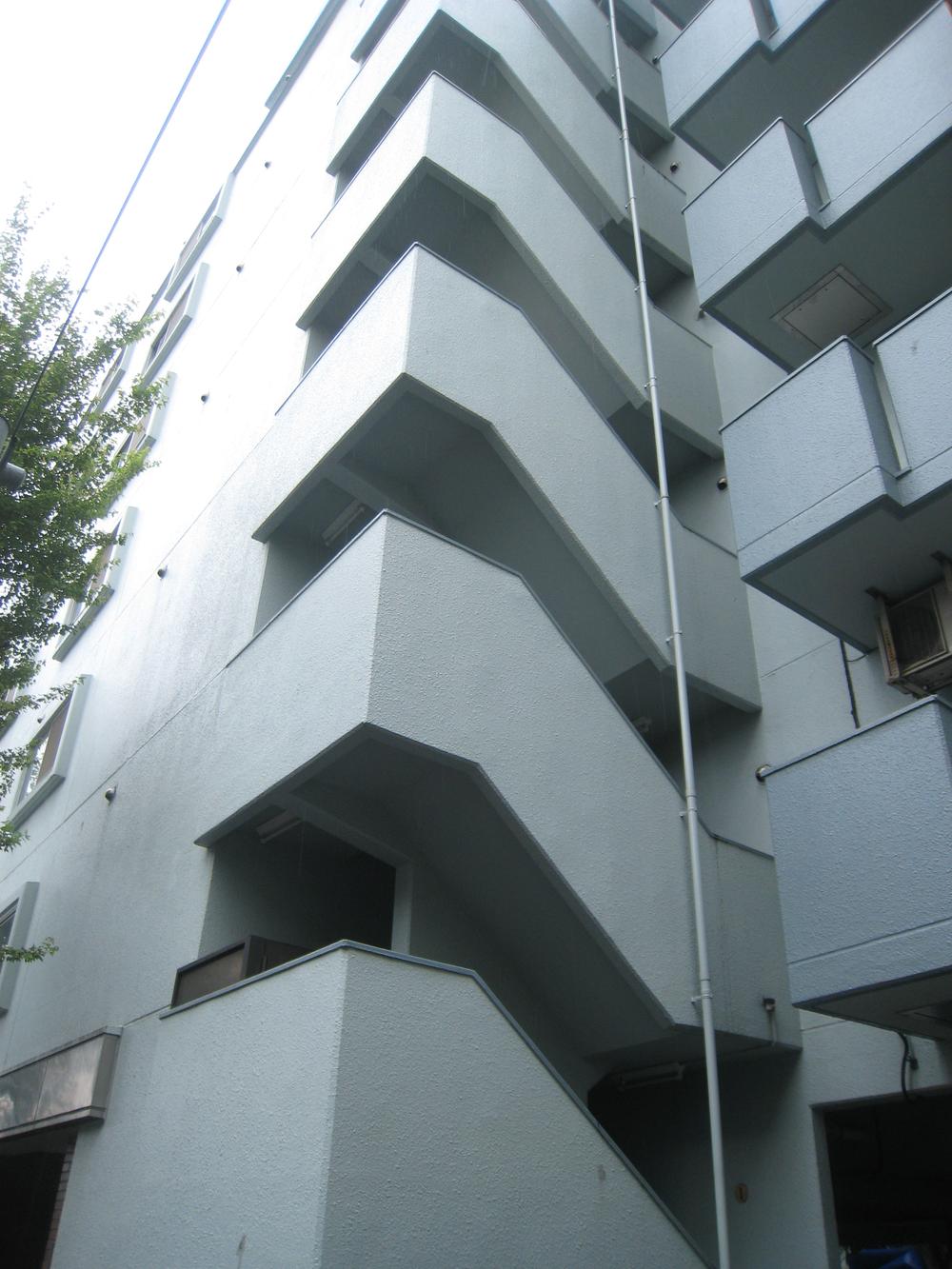 Local appearance photo. 2009 outer wall, etc. already repair