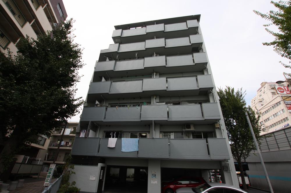 Local appearance photo. 2009 outer wall, etc. already repair