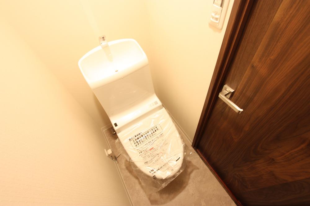 Toilet. Toilet new exchange with a bidet.