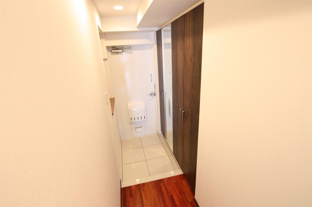 Entrance. The footwear purse is convenient with a full-length mirror