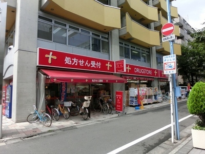 Dorakkusutoa. Tomod's (drugstore) to 400m