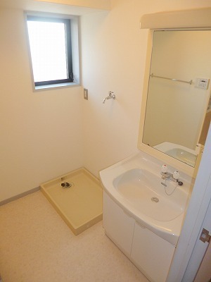 Washroom. Dressing room ・ Bright Tsuite windows