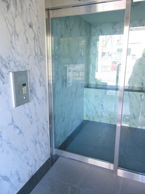 Entrance. Auto-lock of peace of mind