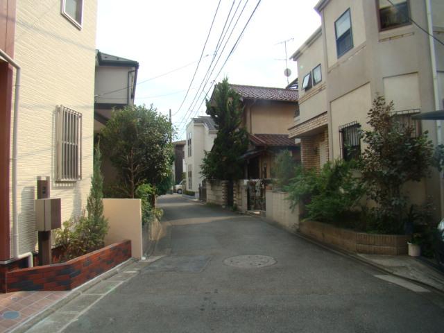 Local photos, including front road. Local (09 May 2012) shooting