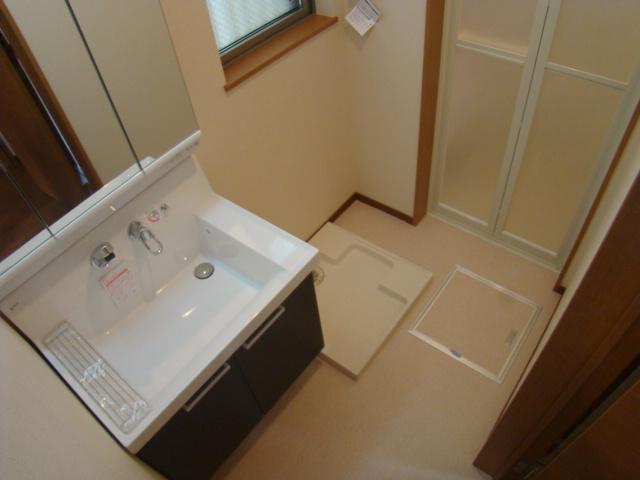 Wash basin, toilet. Indoor (09 May 2012) shooting