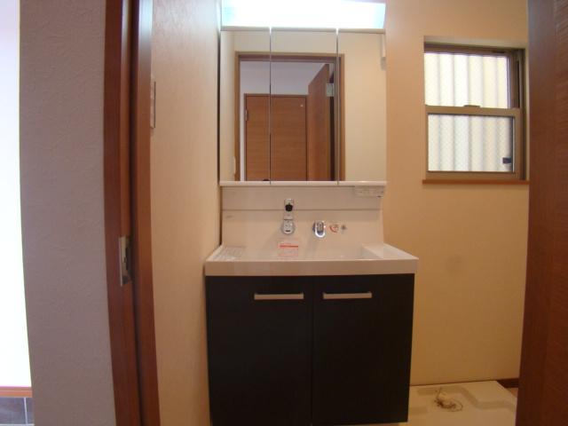 Wash basin, toilet. Indoor (09 May 2012) shooting