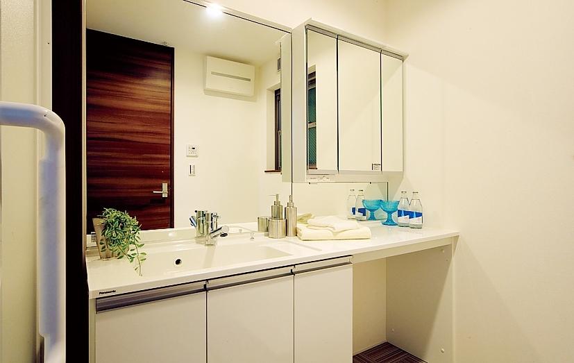 Wash basin, toilet. 1200mm wide wash basin