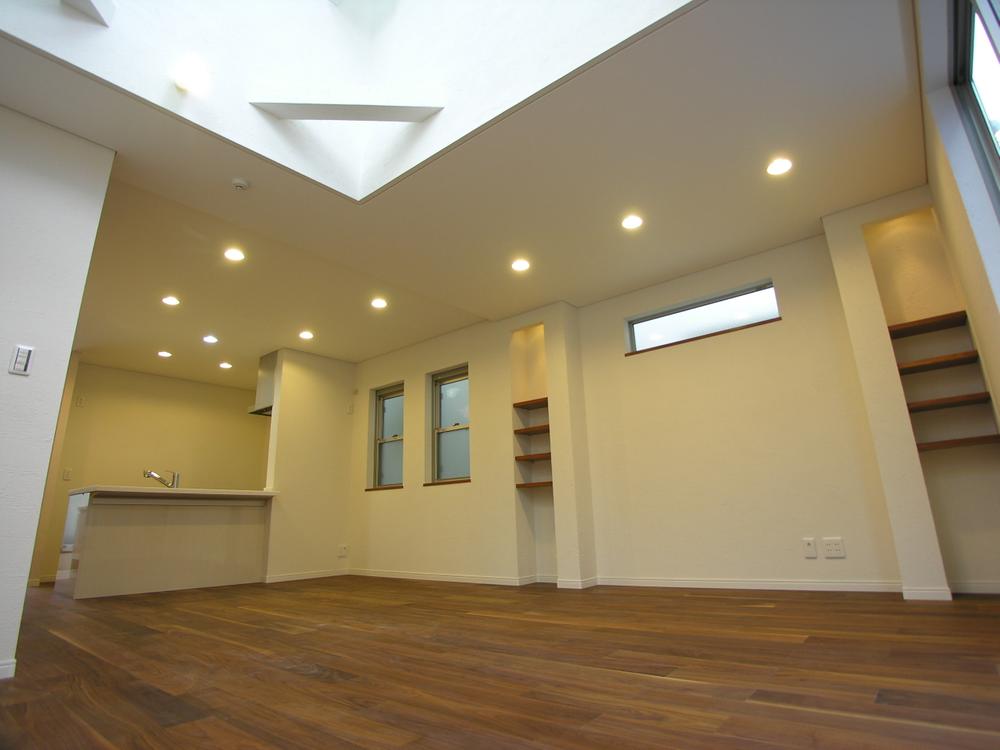 Same specifications photos (living). Excellent sense of openness by the colonnade