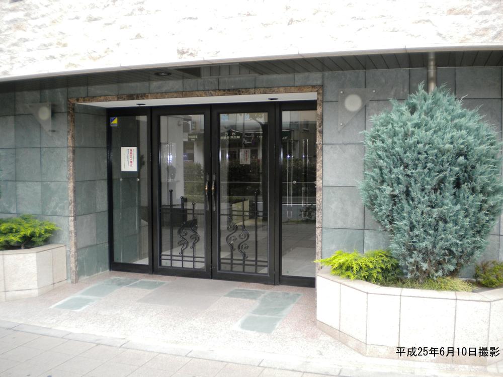 Entrance. Common areas
