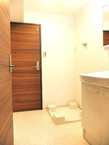 Wash basin, toilet. Washroom