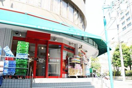 Supermarket. 2-minute walk