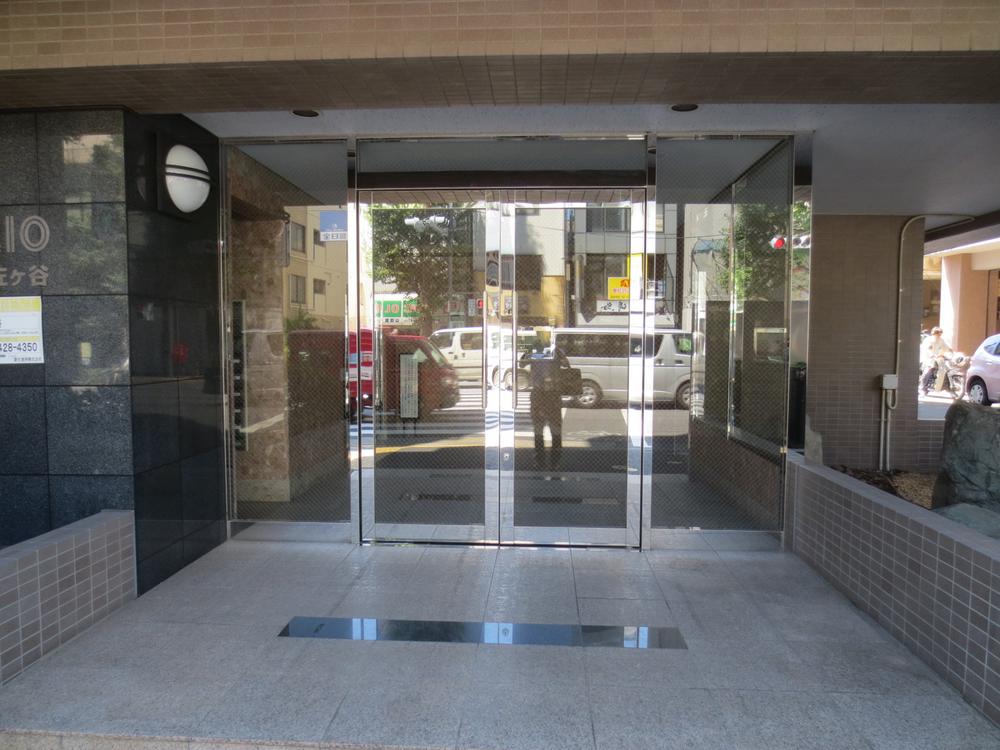 Entrance. Common areas