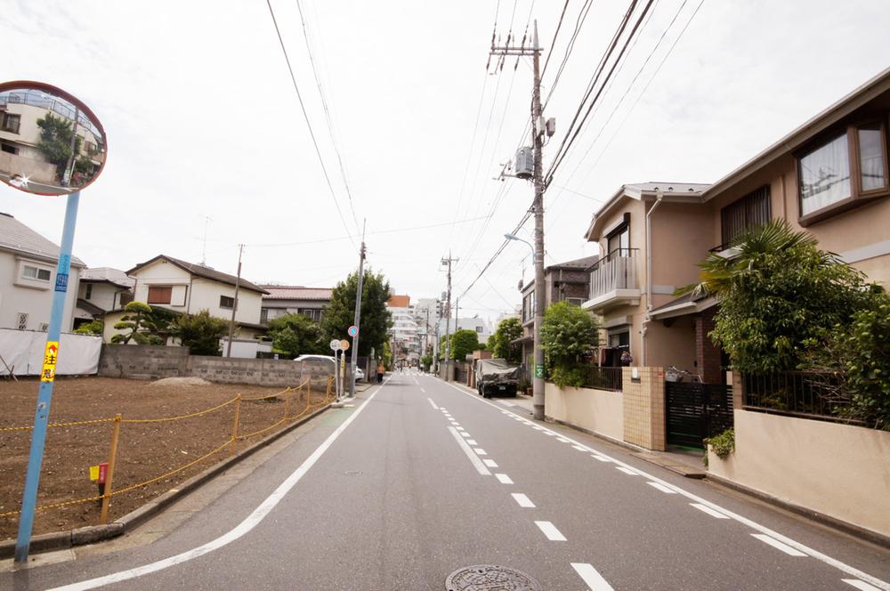Local photos, including front road. Spacious and bright front road.