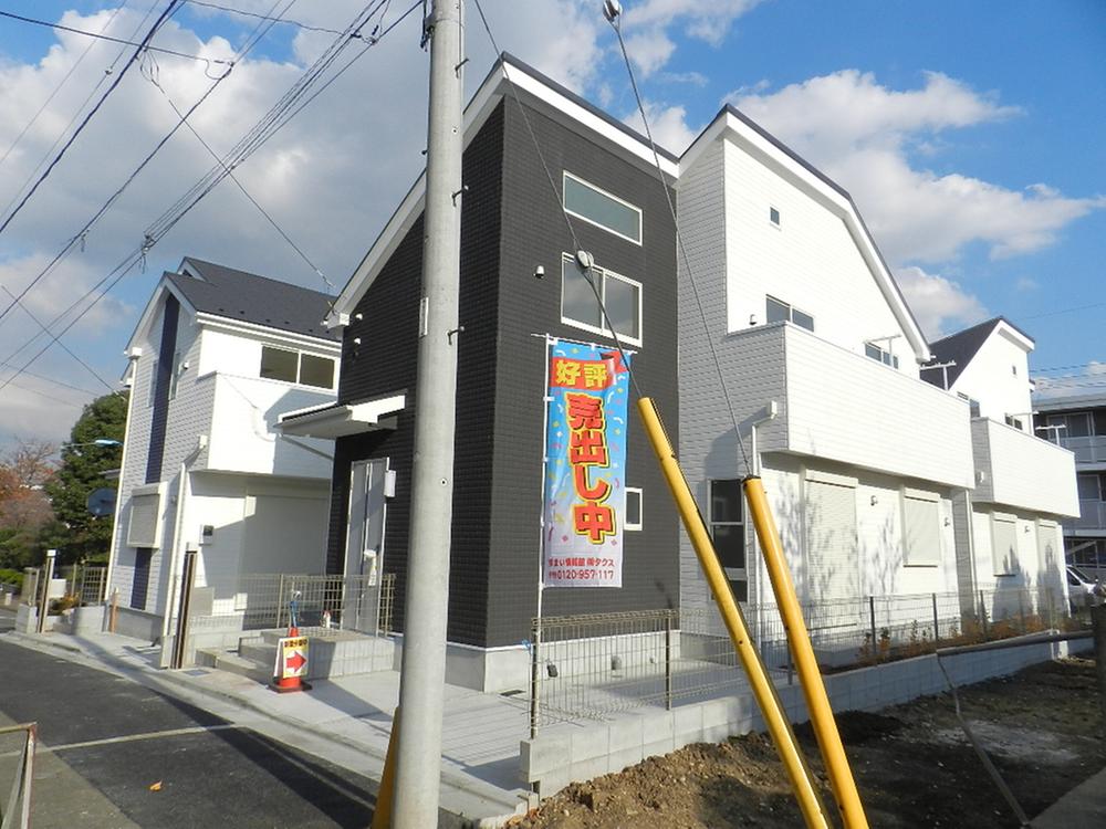 Local photos, including front road. Compartmentalized residential area in 4m public road surface