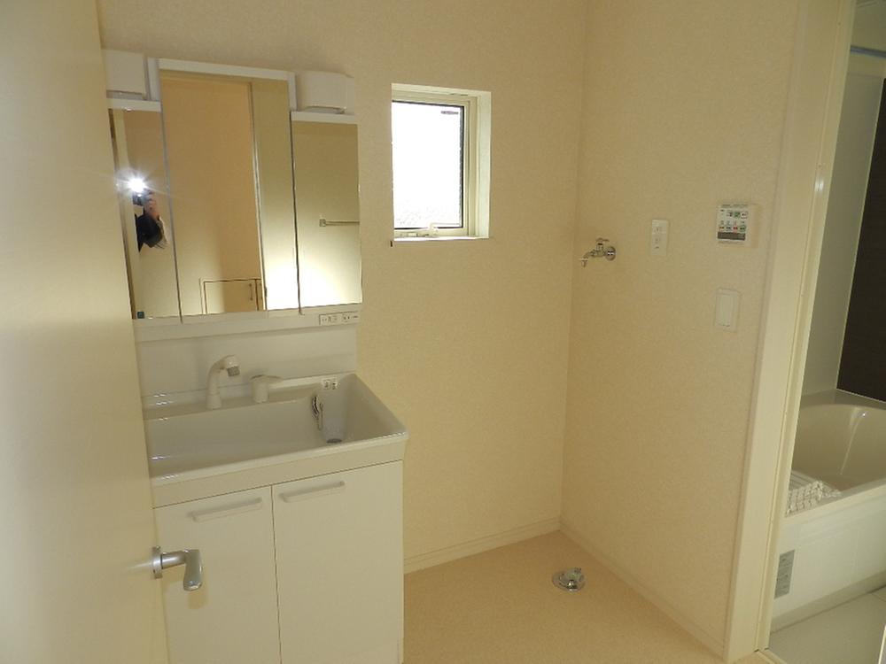 Wash basin, toilet. Wash basin with a shower