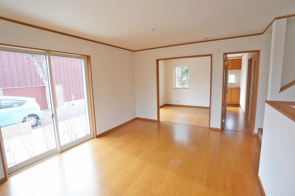 Living. Since it is a 14 Pledge LDK of living-in stairs, Since the exit to the outside from the second floor of the room does not go and does not pass through the LDK, It is possible to understand the behavior of the child, It is safe. Good per sun per south daylighting, It has become a bright space.