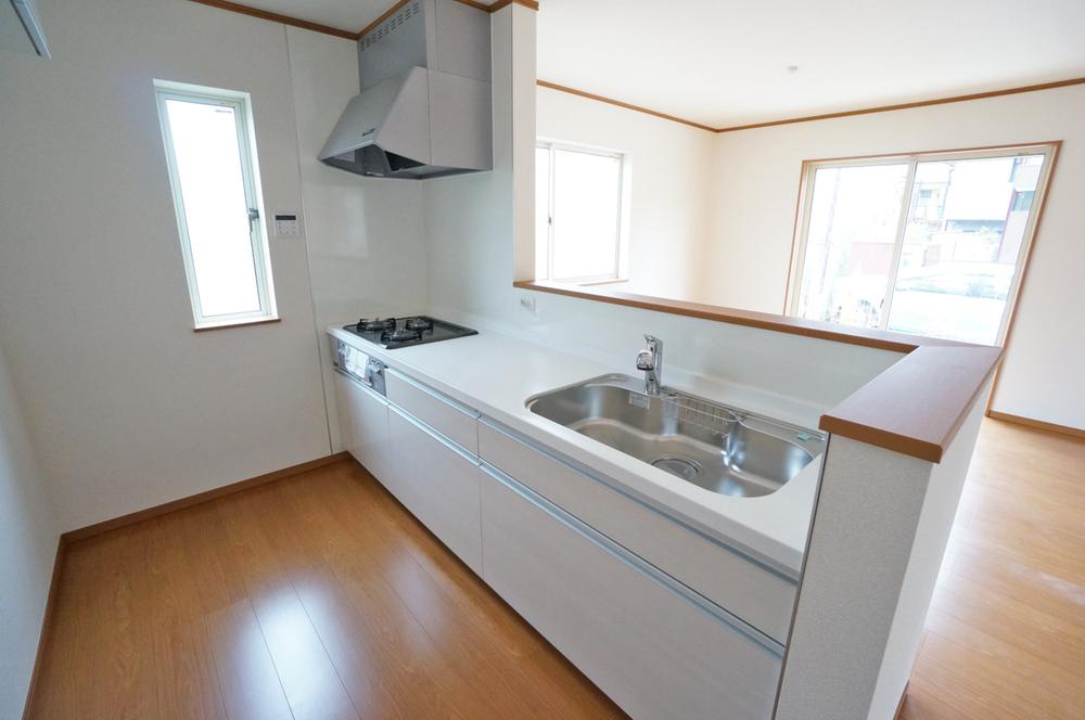 Kitchen. Since the face-to-face is the kitchen, While looking at the situation of children, And, Dishes while watching TV, You can wash products. 3-neck is a gas stove in the kitchen.