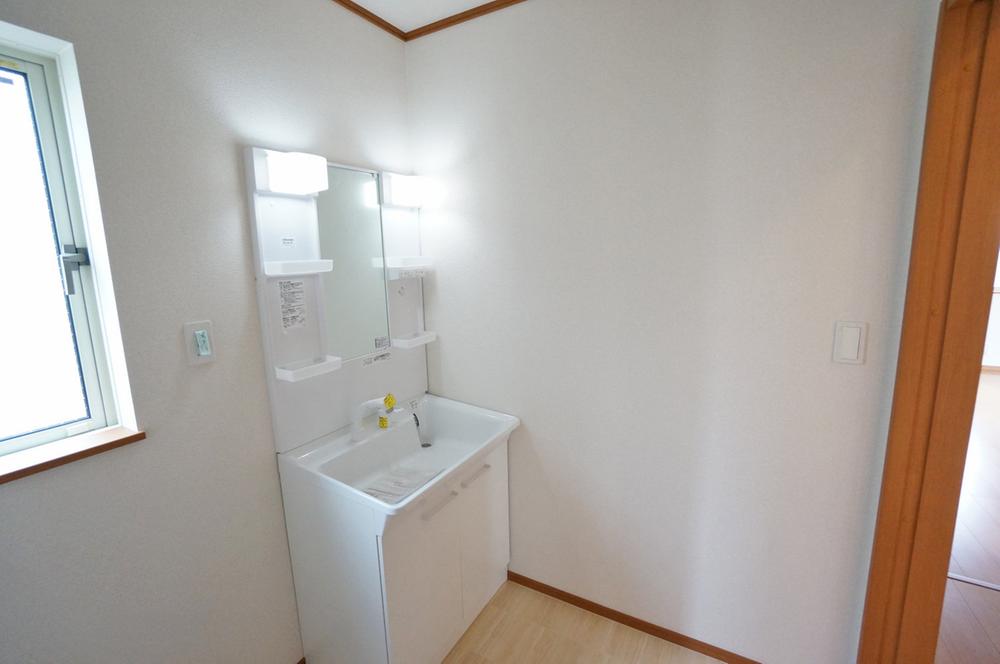 Wash basin, toilet. Because the shampoo is a dresser with vanity, It is also useful in the morning Shan. Because there is storage capacity, You can variously housed.