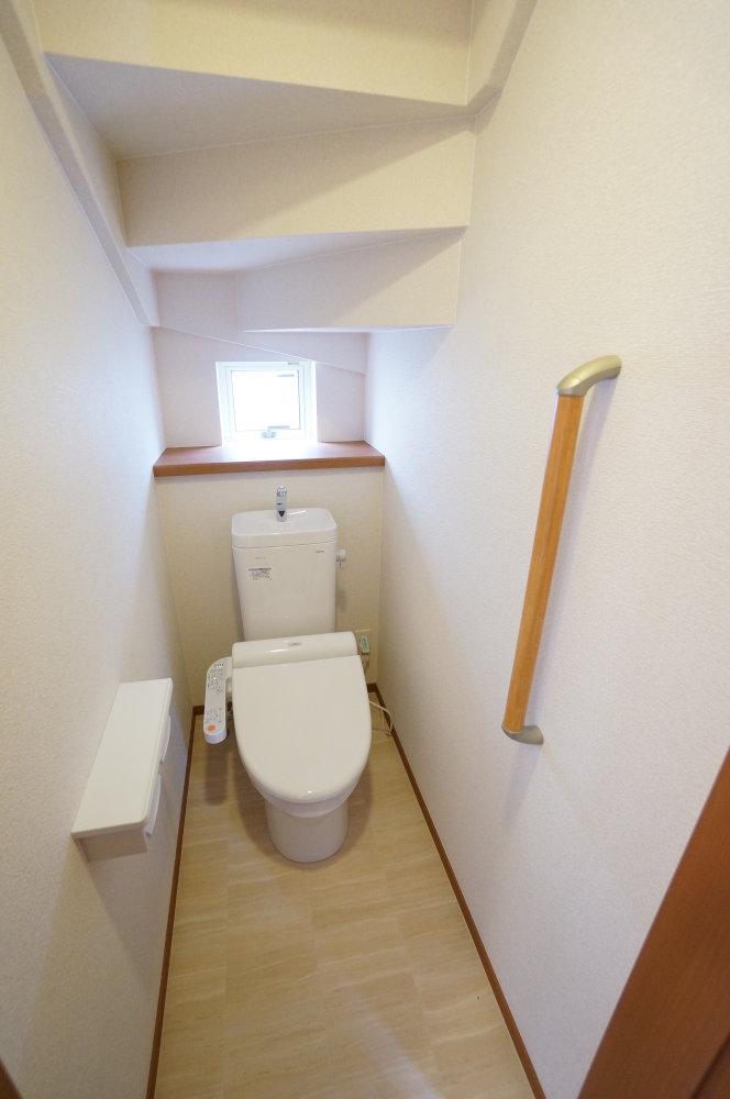 Toilet. Of course, it is the washing machine with a toilet. 1st floor, So also there is the toilet on the second floor, It is also hesitation not be in the morning of the battle in one with a lot of your family.