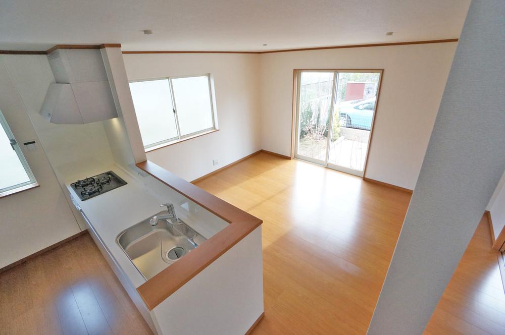 Living. Is easy living of the layout of the furniture. South, Since we have taken the lighting from the east, Bright.