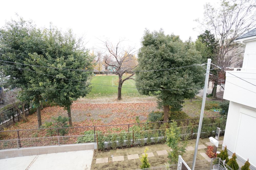 View photos from the dwelling unit. Since it is a first-class low-rise exclusive residential area, Become a two-story area, By Sumibi advocacy school adjacent, Green is visible from the balcony.