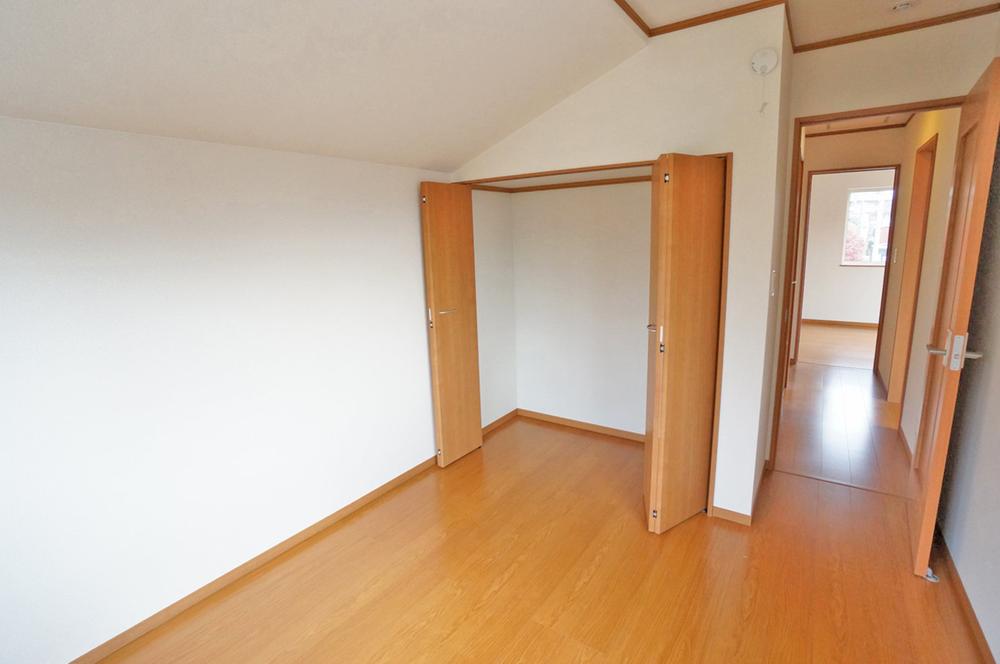 Non-living room. In Western-style multi-layer glass, Dew condensation, Crime prevention, Sound insulation is good.