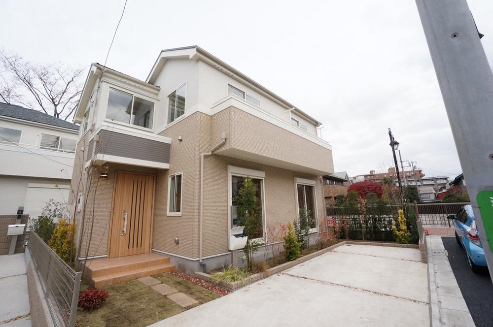 Local appearance photo. 10 years building, Ground 10 years with security, Marunouchi Line is "Honancho" good location of property of the station a 10-minute walk.