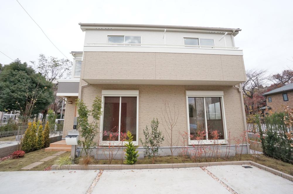 Local appearance photo. Lush and wide "Wada moat park", Use a variety of "pre Miyama playground", And, primary school, Junior high school, A high school in the peripheral neighborhood, Newly built single-family last Building 1 is an introduction, which is located in a quiet residential area of ​​Suginami Horinouchi 1-chome. The completed preview is available.