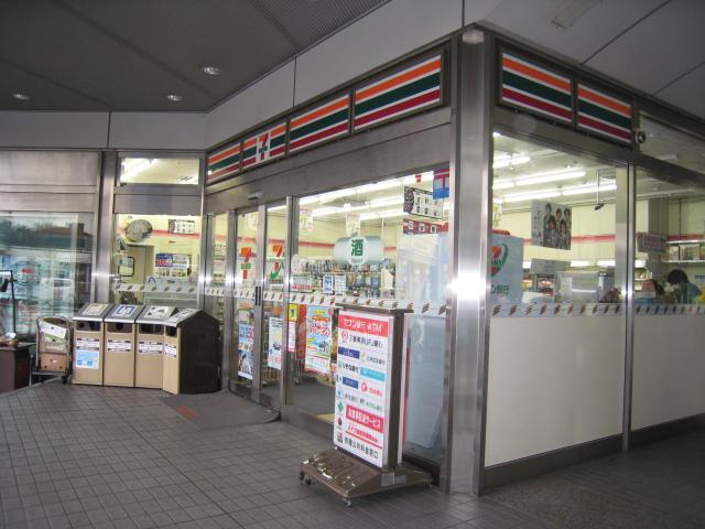Convenience store. 530m to Seven-Eleven (convenience store)