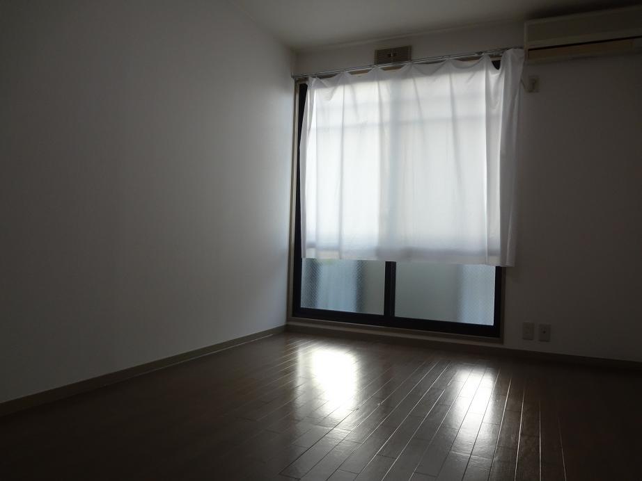 Living and room. Chic brown flooring