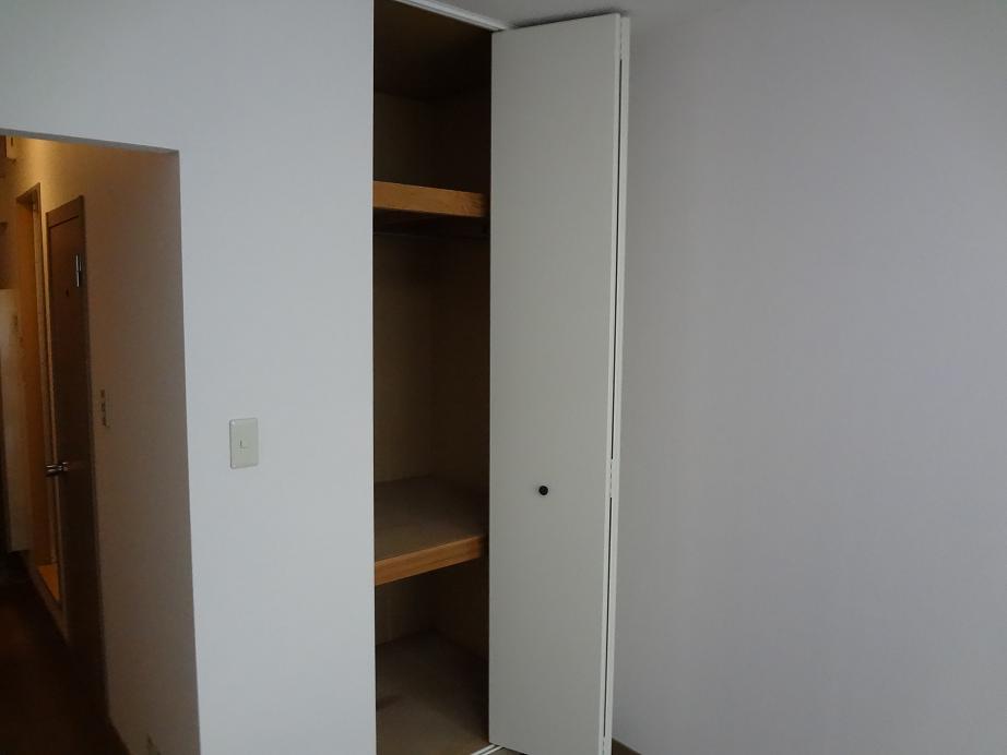 Receipt. Due to the high ceiling is a three-stage storage.