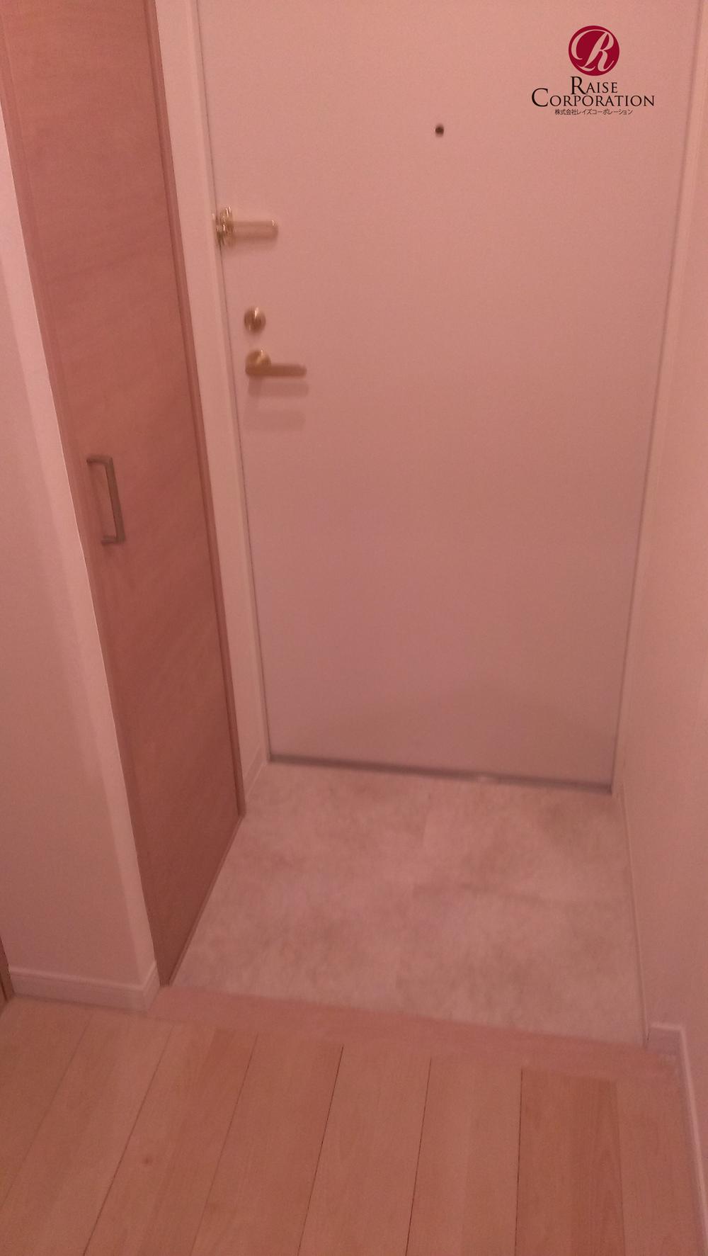 Entrance. Entrance Shoe box Yes