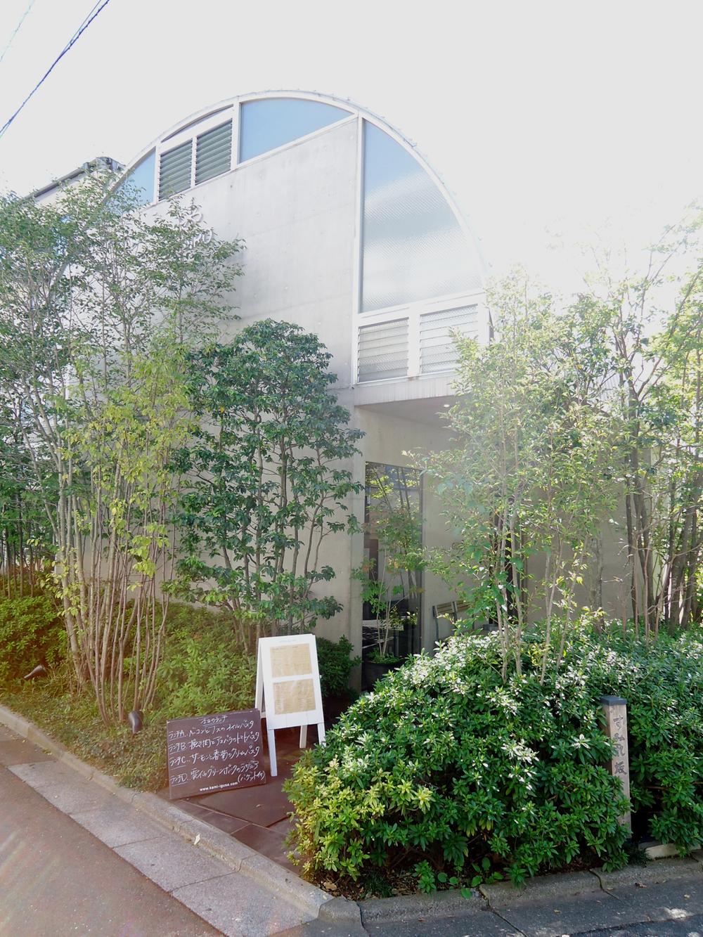 Streets around. GENRO CAFE of reputation in the 100m close up, Is a sophisticated house cafe is surrounded by green. Store jazz flows, We always crowded with husband and wife and wife how.