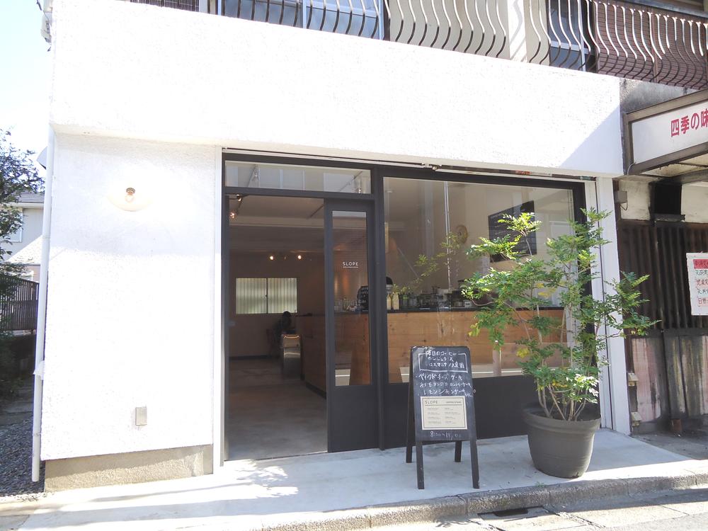 Streets around. CAFE Slope 360m white wall is impressive to, It is simple but warm coffee stand. Since the price is also conscientious, You will want to go carelessly closer.