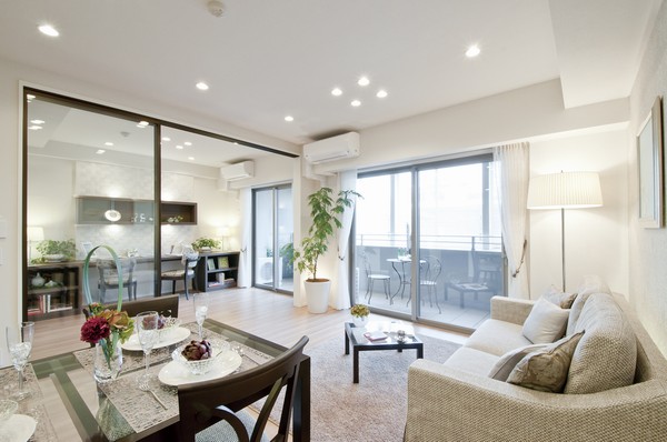 Bright living room which adopted an open wide span ・ dining