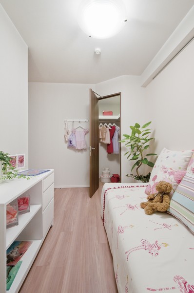 Coordinated the children's room has been Western-style (2). Established a "walk-in closet" is also in this room