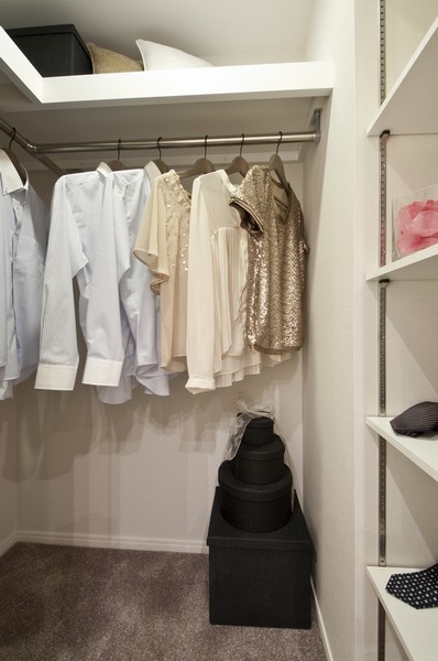 Provided in the main bedroom (Western-style 1) "walk-in closet.". In breadth of about 1.0 tatami, Installation convenient shelf