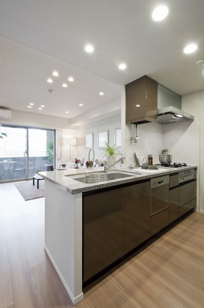 Adopt the top plate of the magnificent granite in the open type of an open kitchen