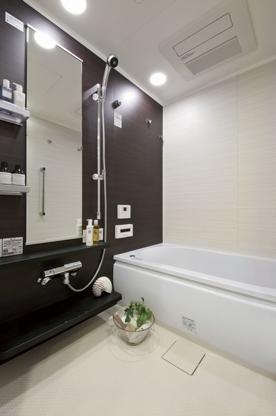 Directions to the model room (a word from the person in charge)