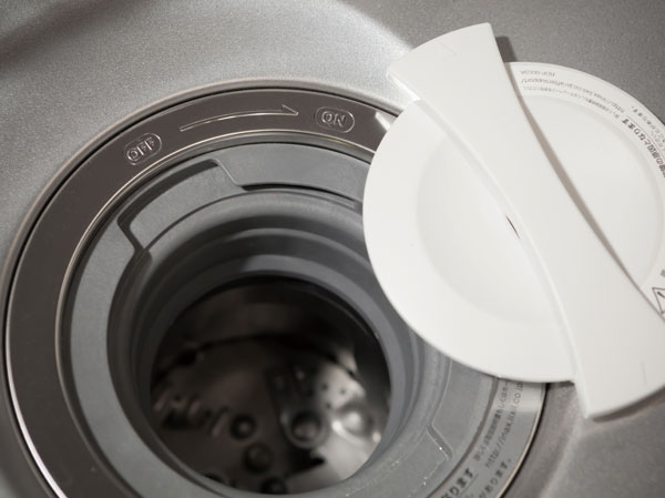 Kitchen.  [disposer] Crushing the garbage ・ Decomposed, Standard equipped with a disposer to flow to the treatment tank. It saves also time of garbage disposal.  ※ Depending on the type of garbage you may not be able to process.