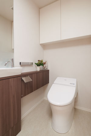 Bathing-wash room.  [Water-saving toilet system] Adopt a bidet with a water-saving toilet of beautiful form in the low silhouette. In addition to the height of the water-saving performance to reduce the quantity of cleaning water, Care in the dirt is likely to fall hard to luck "Sefi on Detect" is also easy.