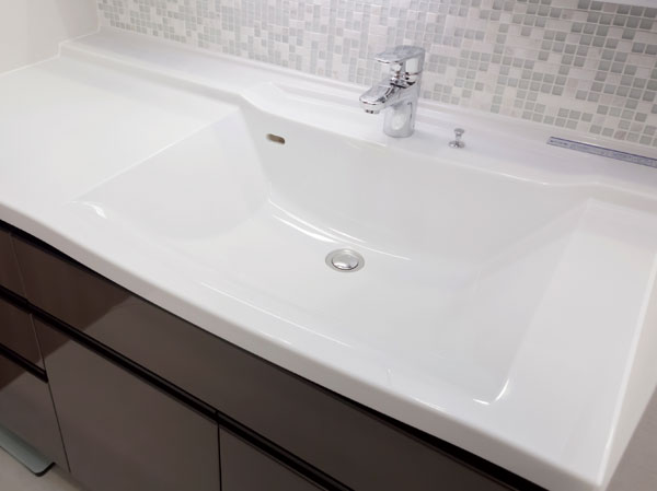 Bathing-wash room.  [Counter-integrated Square wash bowl] Artificial marble of wide type of counter and the bowl is a beautiful design that is integrated.