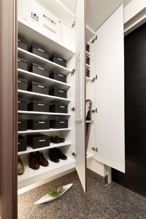 Receipt.  [Shoe box] Adopted a tall size of shoe box can be stored up to the height of the ceiling.