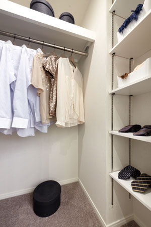 Receipt.  [Walk-in closet] Are installed a walk-in closet that can store plenty of clothes and accessories in the Western-style, And out is easy.