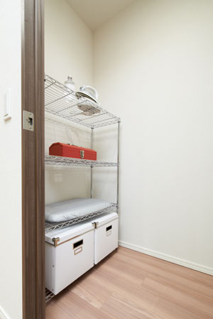 Receipt.  [Storeroom] Convenient housed in the housing, such as daily life products of large storage closet and family to share (Living storage ・ Hallway storage) have is provided.